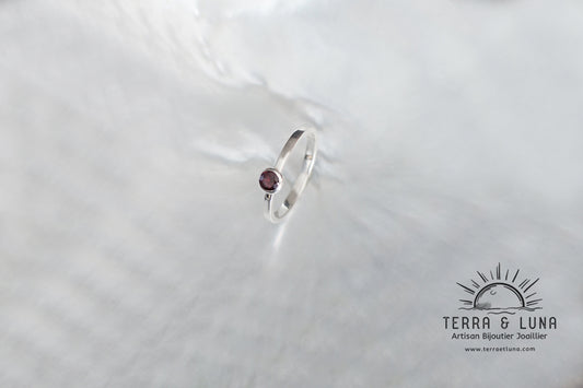 Bague en argent massif avec Rubis naturel de Madagascar coupe ronde serti clos pour femme