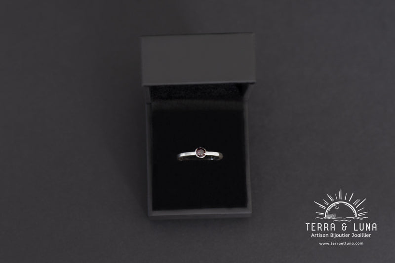 Bague en argent massif avec Rubis naturel de Madagascar coupe ronde serti clos pour femme