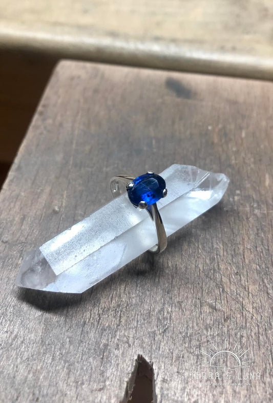 Bague argent massif avec Disthène naturelle coupe elliptique, montée en serti clos pour femme