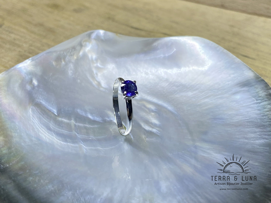 Bague solitaire demi jonc en argent massif avec Saphir bleu naturel coupe ronde serti pour femme