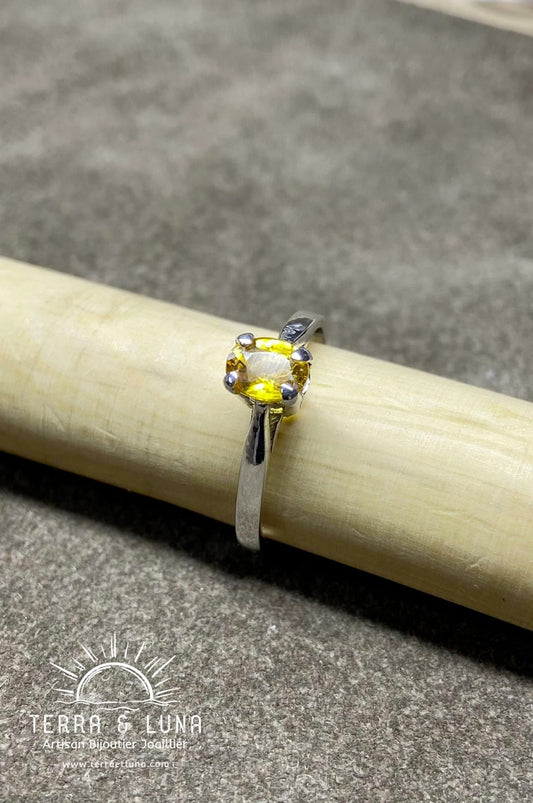 Bague solitaire en argent massif avec Saphir jaune naturel coupe ovale serti pour femme