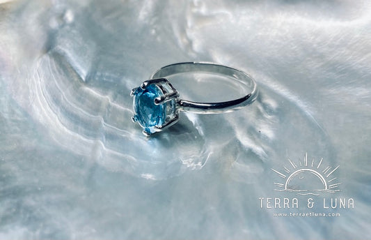 Bague en argent massif avec Topaze bleue Suisse coupe ovale serti griffe pour femme