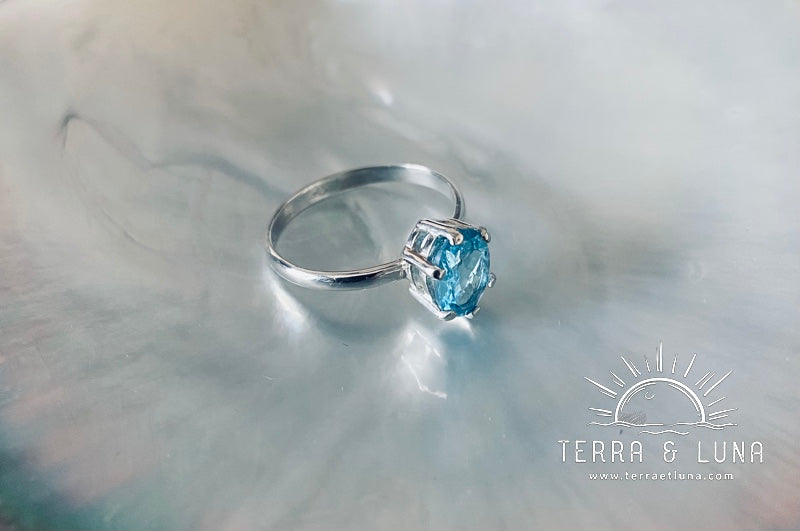 Bague en argent massif avec Topaze bleue Suisse coupe ovale serti griffe pour femme