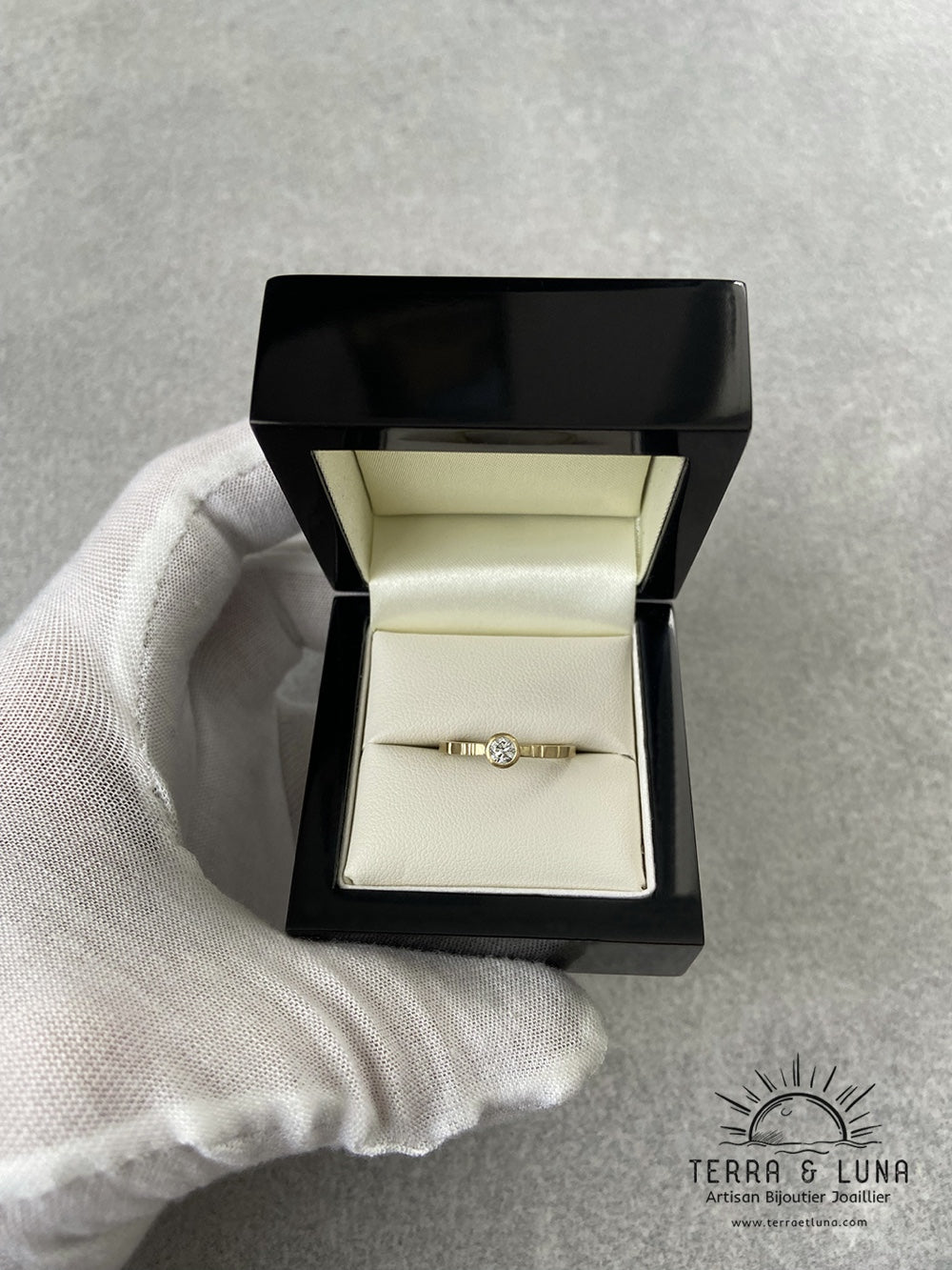Bague en Or jaune 18 carats et Diamant naturel monté en serti clos pour femme