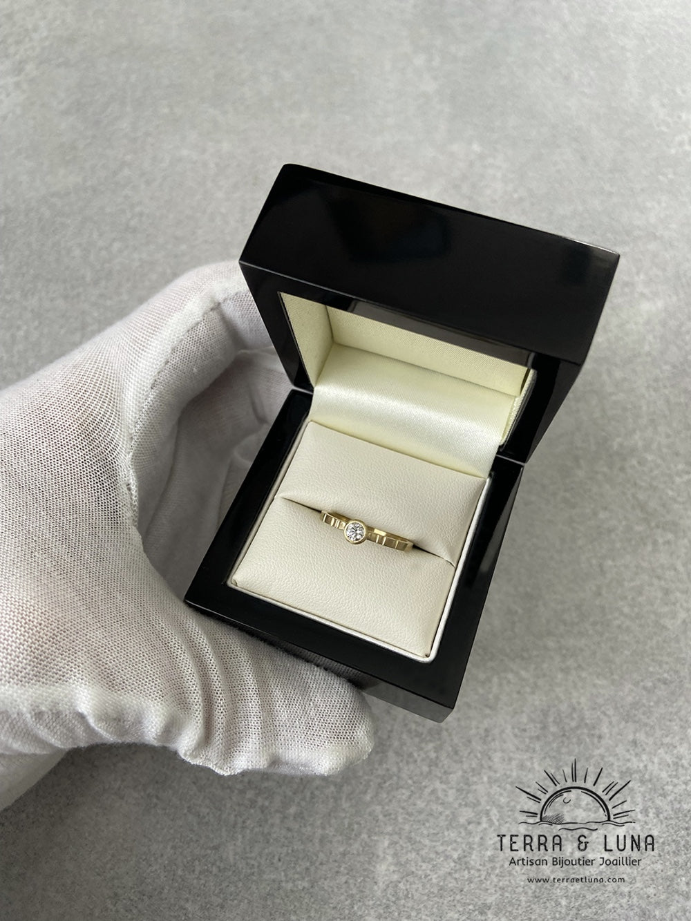 Bague en Or jaune 18 carats et Diamant naturel monté en serti clos pour femme