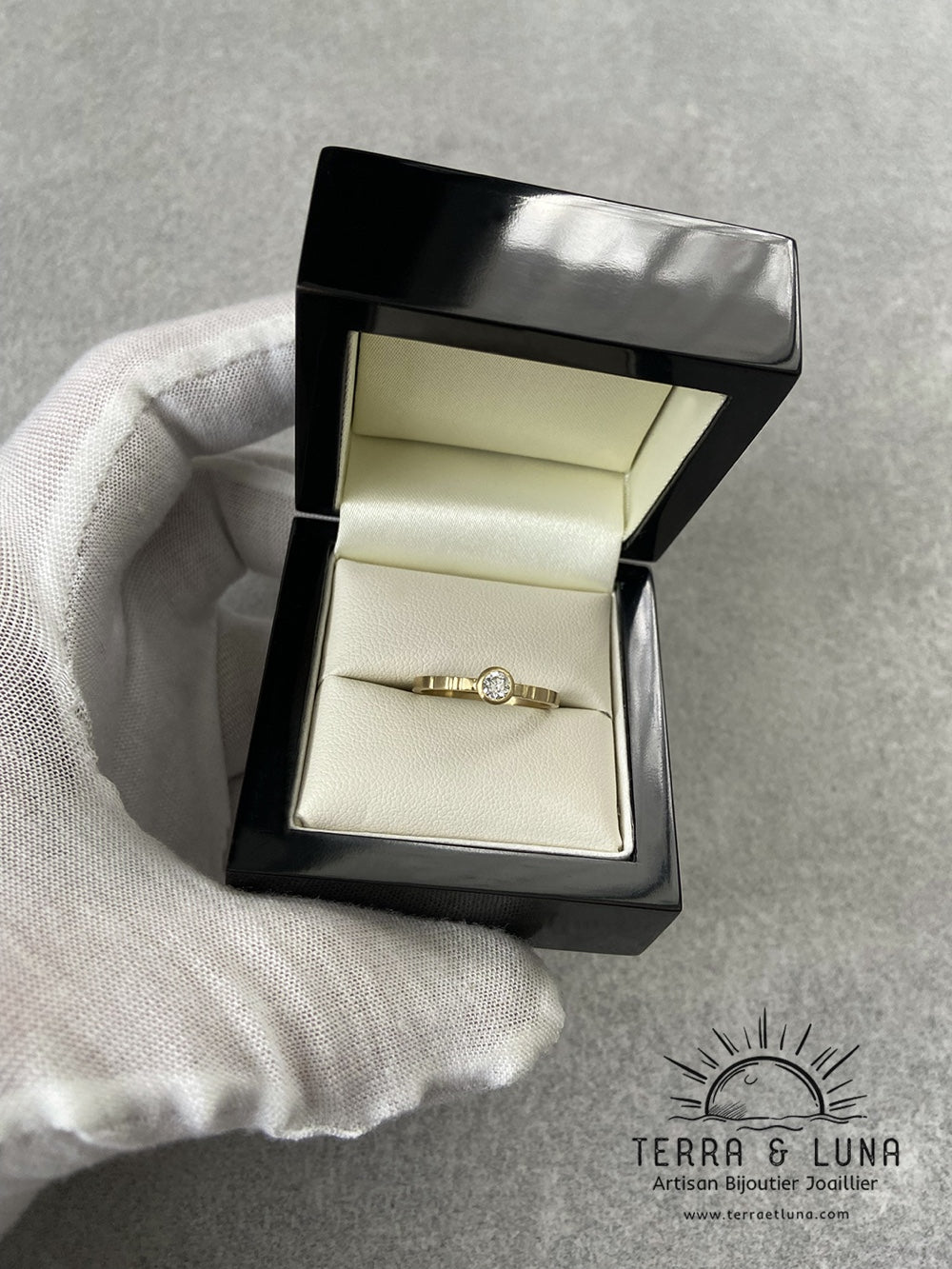 Bague en Or jaune 18 carats et Diamant naturel monté en serti clos pour femme
