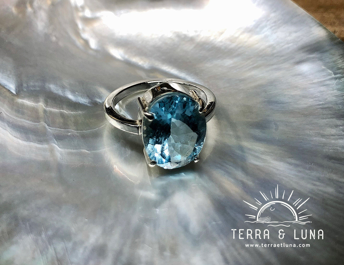 Bague en argent massif avec Topaze bleue Suisse coupe ovale serti griffe pour femme