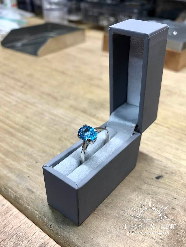 Bague demi jonc en argent massif avec Topaze bleue Suisse coupe ovale montée en serti griffe pour femme