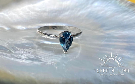 Bague demi jonc en argent massif avec Topaze bleue London coupe poire montée en serti griffe pour femme