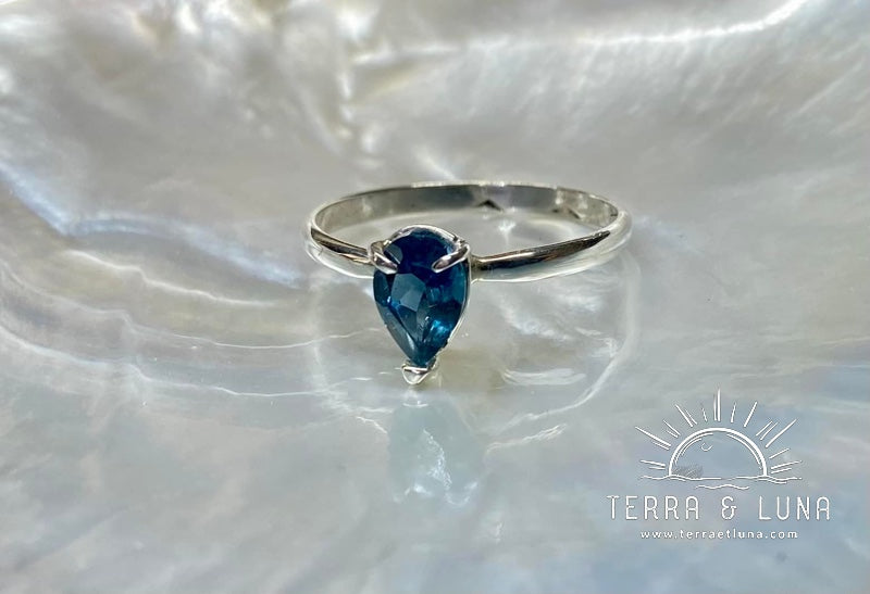 Bague demi jonc en argent massif avec Topaze bleue London coupe poire montée en serti griffe pour femme