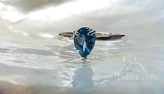 Bague demi jonc en argent massif avec Topaze bleue London coupe poire montée en serti griffe pour femme