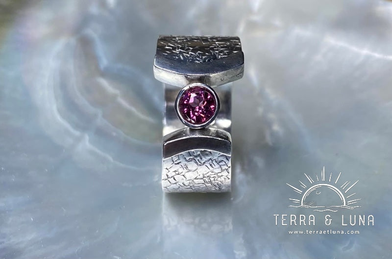 Bague en argent massif texturée avec Grenat naturel monté en serti clos pour femme