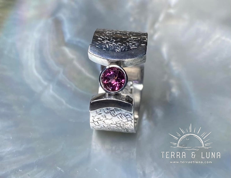 Bague en argent massif texturée avec Grenat naturel monté en serti clos pour femme