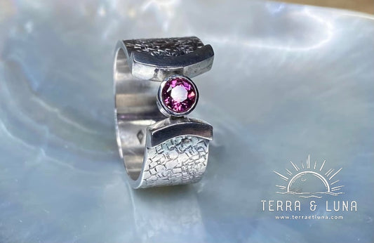Bague en argent massif texturée avec Grenat naturel monté en serti clos pour femme