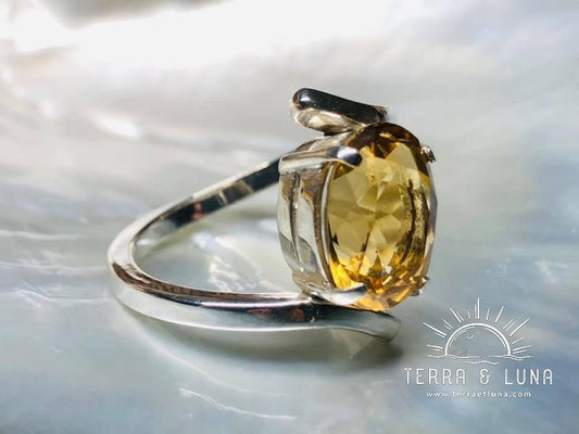 Bague asymétrique en argent massif avec Citrine naturelle du Brésil ovale facettée serti griffe pour femme