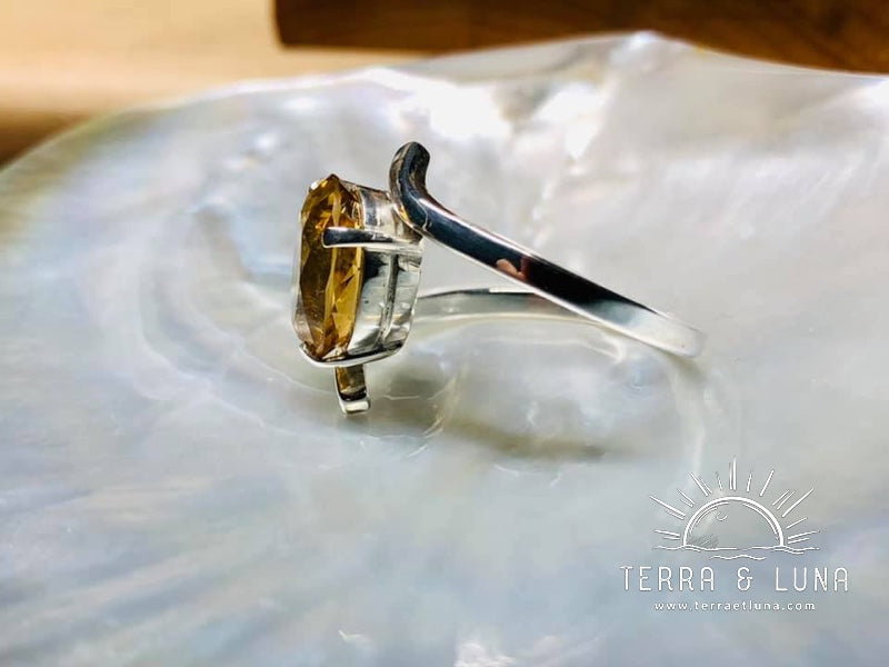 Bague asymétrique en argent massif avec Citrine naturelle du Brésil ovale facettée serti griffe pour femme