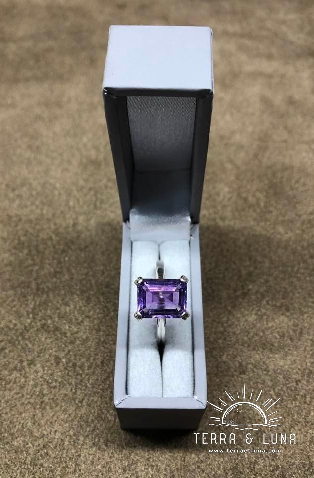 Bague en argent massif avec Améthyste naturelle du Brésil coupe Emeraude facettée serti griffe pour femme