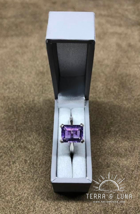 Bague en argent massif avec Améthyste naturelle du Brésil coupe Emeraude facettée serti griffe pour femme