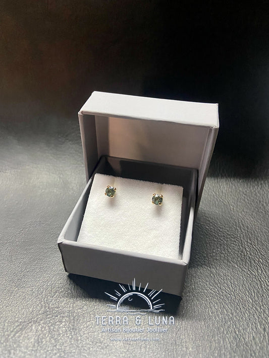 Boucles d’oreilles en or jaune 18 carats et Saphirs bleus / verts de Madagascar