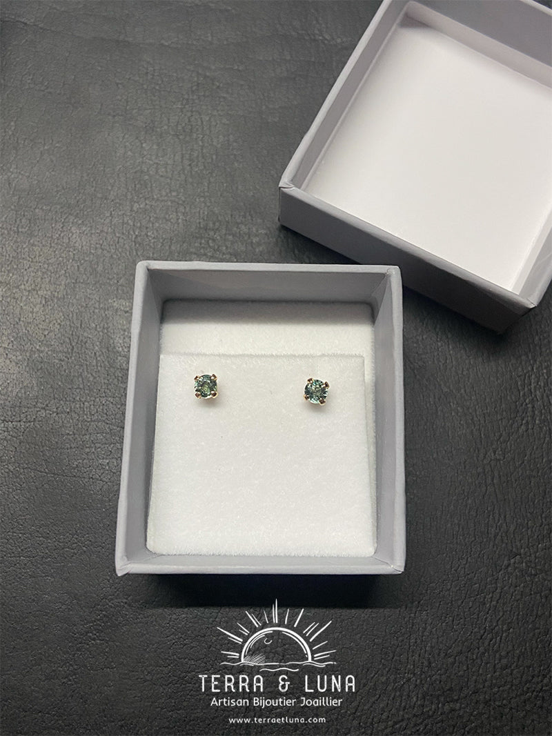 Boucles d’oreilles en or jaune 18 carats et Saphirs bleus / verts de Madagascar