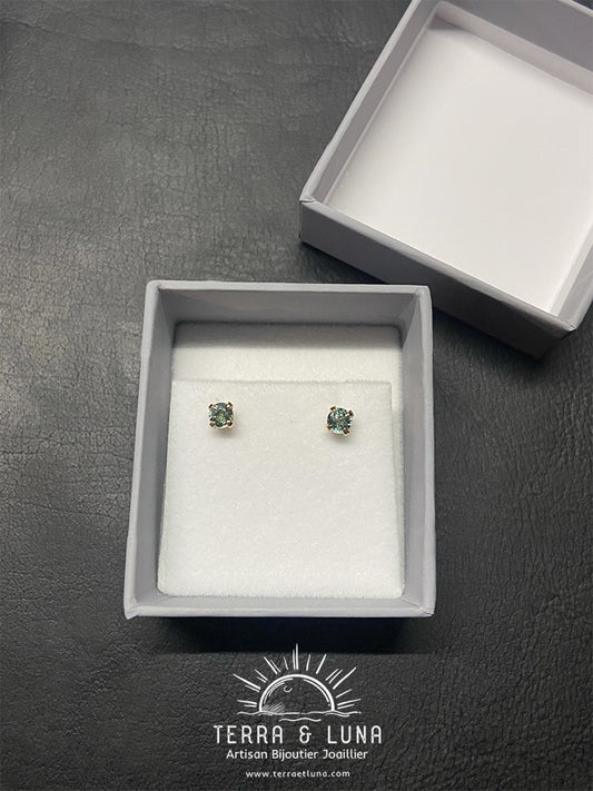 Boucles d’oreilles en or jaune 18 carats et Saphirs bleus / verts de Madagascar