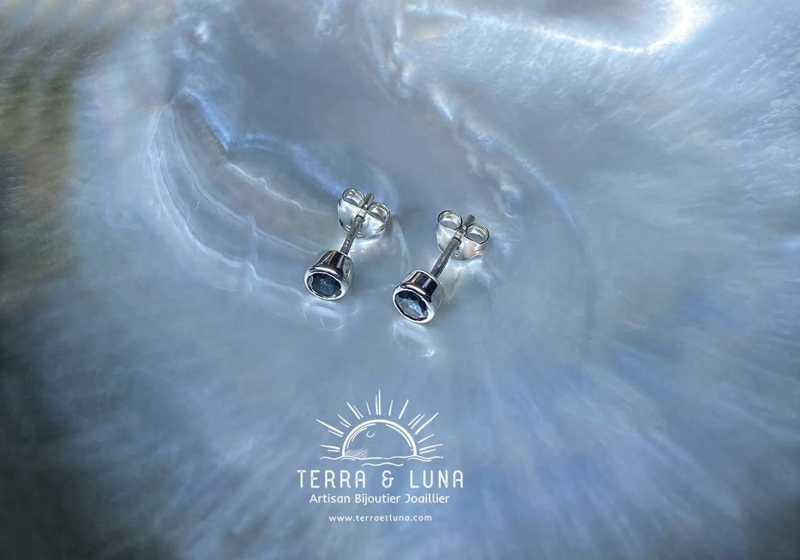 Boucles d'oreilles puces Saphirs bleus du Sri Lanka 4 mm serti clos argent 925
