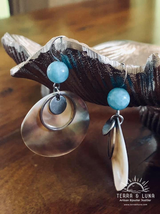Boucles d'oreilles disque de Nacre et perles d'Aigue Marine naturelles Izia