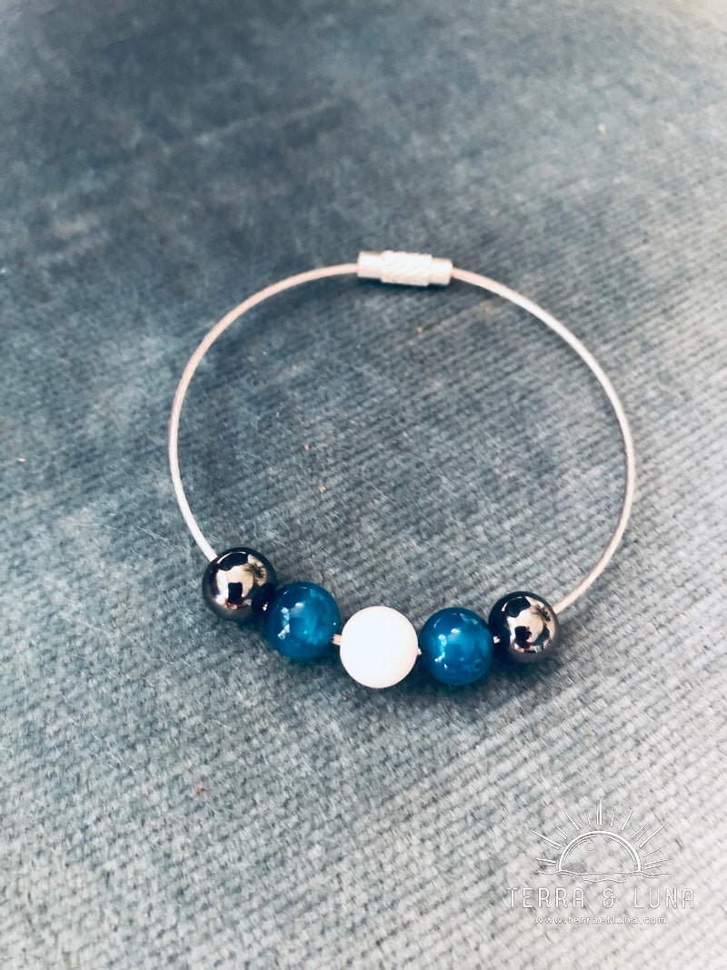 Bracelet Hugo en perles naturelles de Pierre de lune, Agate bleue et Hématite sur câble acier