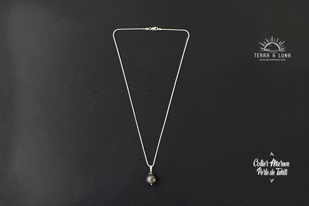 Collier Mareva avec perle noire de Tahiti en pendentif montée sur chaîne serpentine en argent