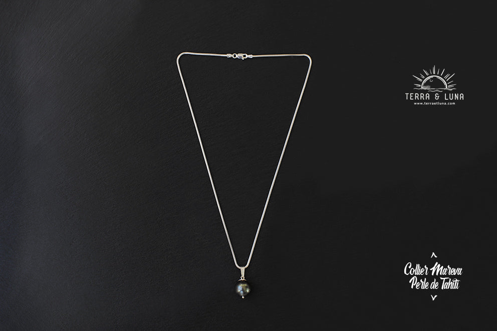Collier Mareva avec perle noire de Tahiti en pendentif montée sur chaîne serpentine en argent