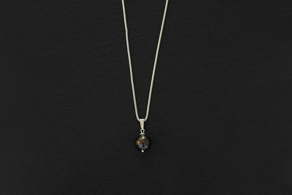 Collier Mareva avec perle noire de Tahiti en pendentif montée sur chaîne serpentine en argent
