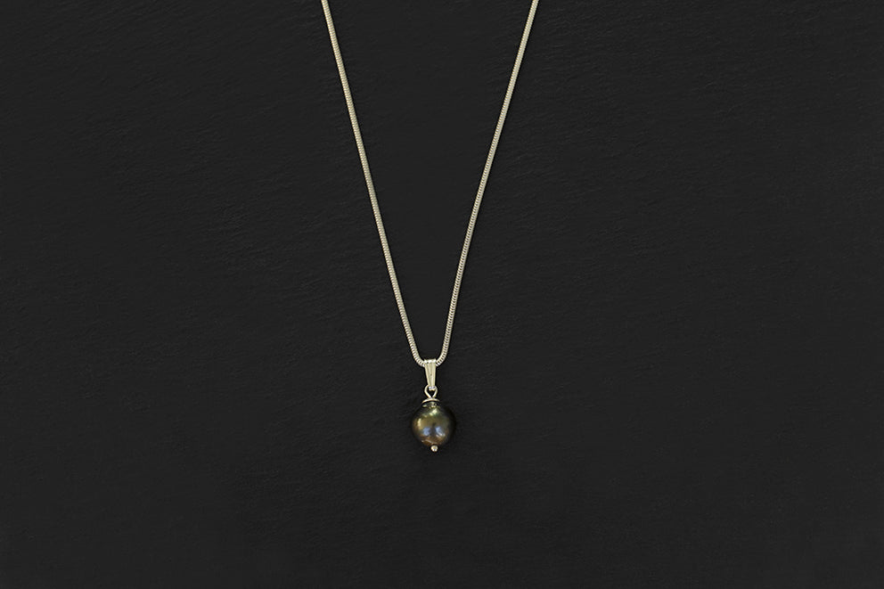 Collier Mareva avec perle noire de Tahiti en pendentif montée sur chaîne serpentine en argent