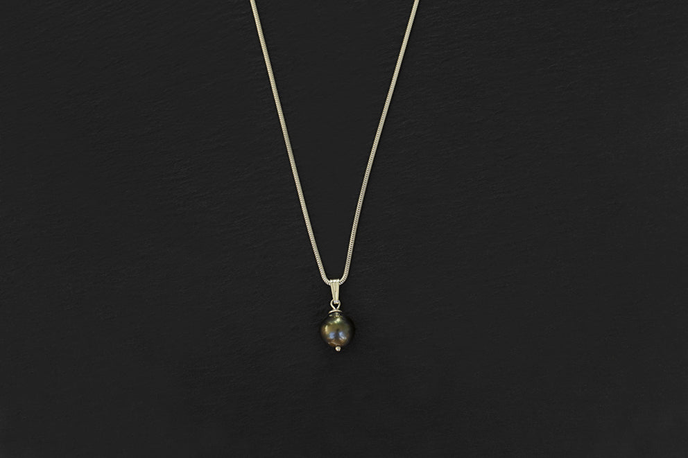 Collier Mareva avec perle noire de Tahiti en pendentif montée sur chaîne serpentine en argent