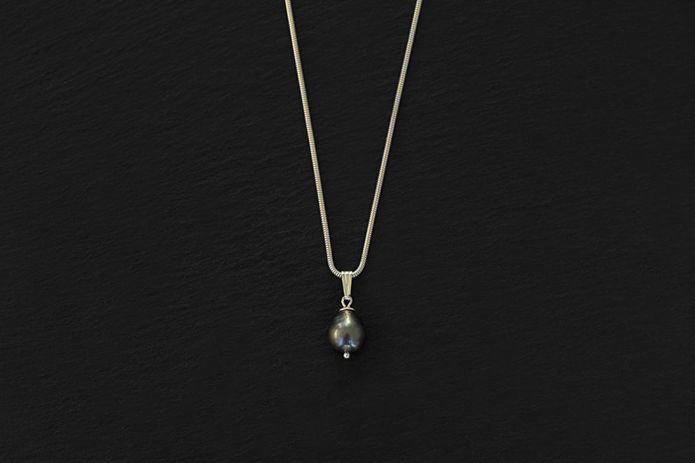Collier Mareva avec perle noire de Tahiti en pendentif montée sur chaîne serpentine en argent