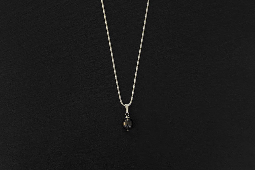 Collier Mareva avec perle noire de Tahiti en pendentif montée sur chaîne serpentine en argent