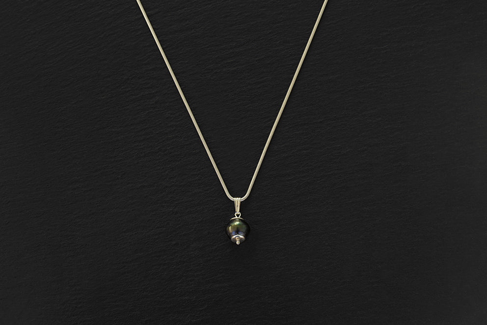 Collier Mareva avec perle noire de Tahiti en pendentif montée sur chaîne serpentine en argent