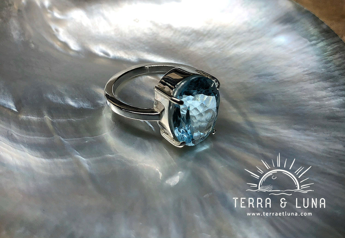 Bague en argent massif avec Topaze bleue Suisse coupe ovale serti griffe pour femme