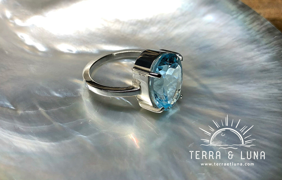 Bague en argent massif avec Topaze bleue Suisse coupe ovale serti griffe pour femme