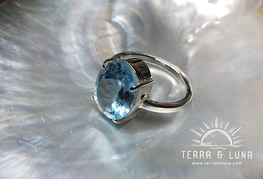 Bague en argent massif avec Topaze bleue Suisse coupe ovale serti griffe pour femme
