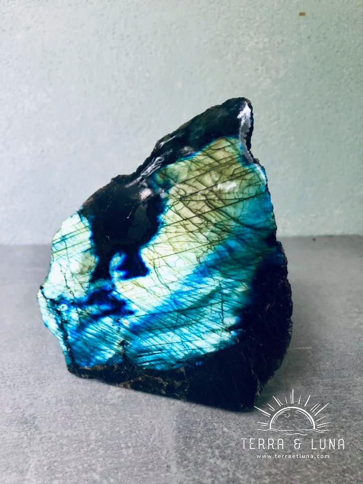 Labradorite naturelle de Madagascar face polie, minéral naturel pour la lithothérapie en Labradorite naturelle