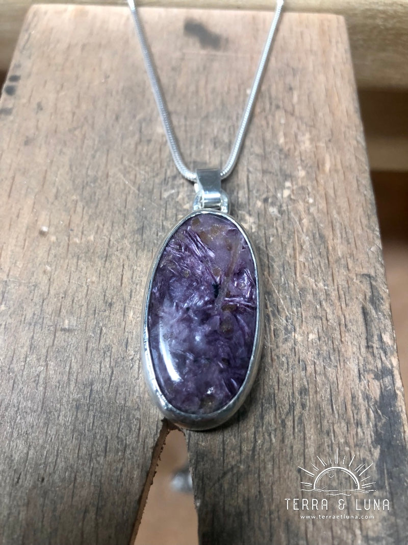 Collier avec pendentif en argent massif avec chaîne serpentine en Charoite naturelle de Russie coupe ovale serti clos