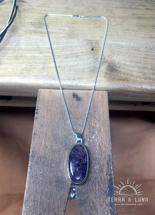 Collier avec pendentif en argent massif avec chaîne serpentine en Charoite naturelle de Russie coupe ovale serti clos