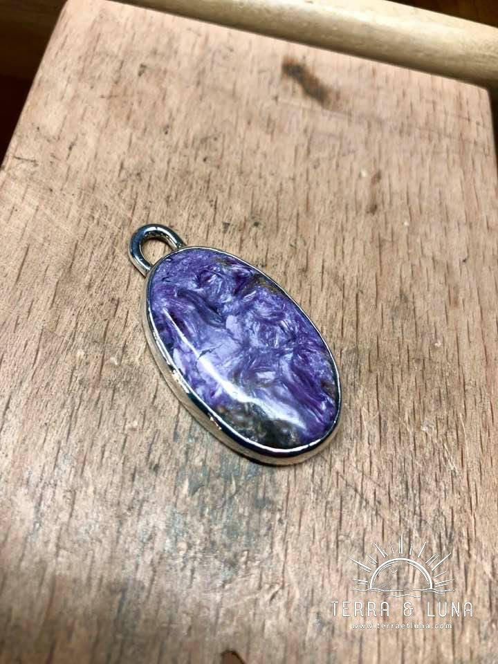 Collier avec pendentif en argent massif avec chaîne serpentine en Charoite naturelle de Russie coupe ovale serti clos