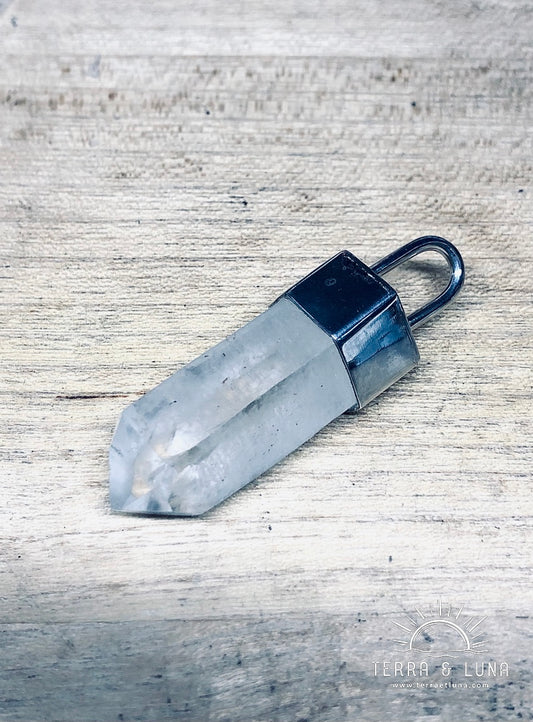 Collier avec pendentif pointe de Quartz naturel sertie en argent avec cordon en cuir