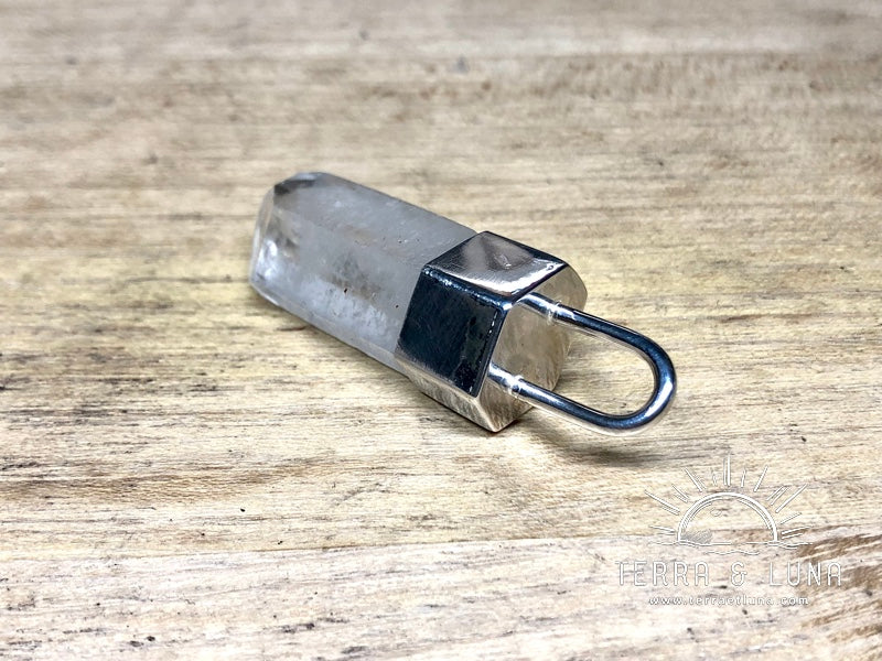Collier avec pendentif pointe de Quartz naturel sertie en argent avec cordon en cuir