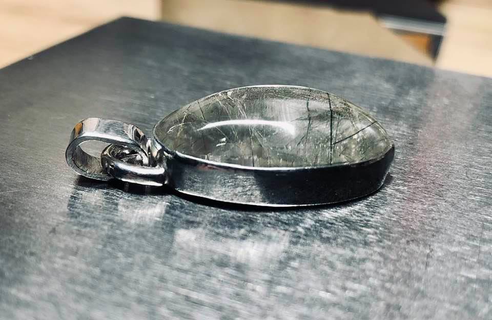 Pendentif en argent massif avec chaîne serpentine en Quartz rutile naturel coupe ovale serti clos
