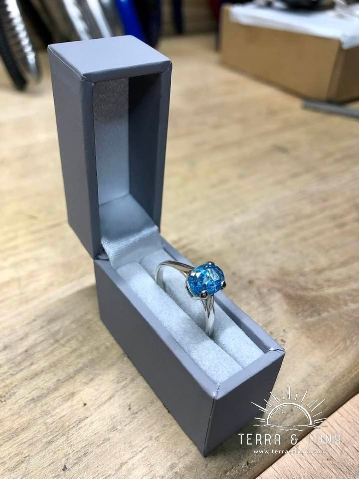 Bague demi jonc en argent massif avec Topaze bleue Suisse coupe ovale montée en serti griffe pour femme