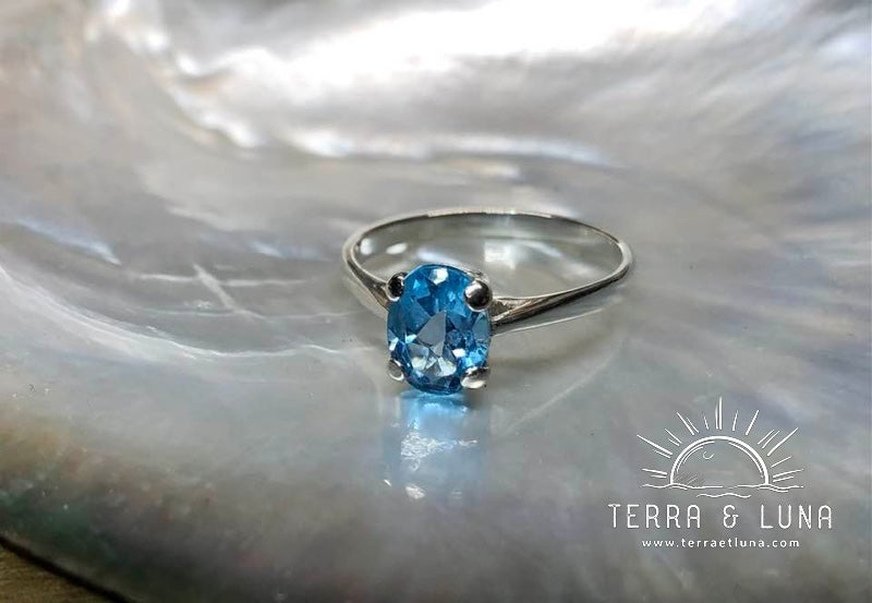 Bague demi jonc en argent massif avec Topaze bleue Suisse coupe ovale montée en serti griffe pour femme