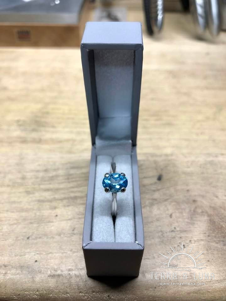 Bague demi jonc en argent massif avec Topaze bleue Suisse coupe ovale montée en serti griffe pour femme