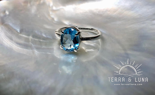 Bague demi jonc en argent massif avec Topaze bleue Suisse coupe ovale montée en serti griffe pour femme